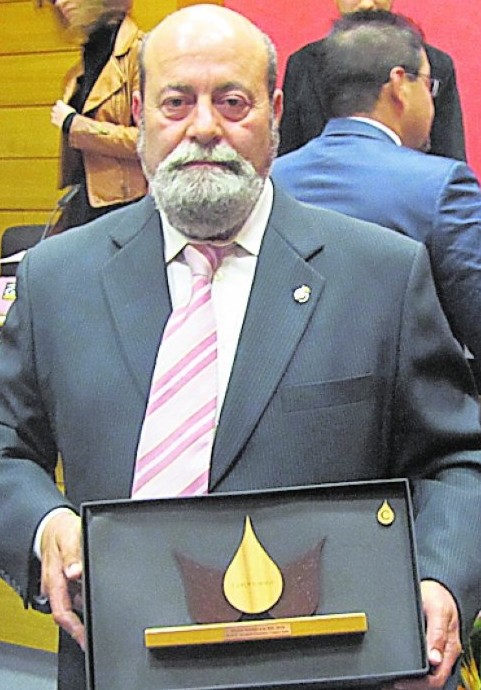Juan José posa con su premio. / LV