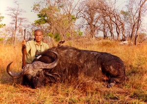 Gran Búfalo cafre, Tanzania, 1986. El ejemplar 1.331de los cazados por Tony.