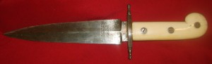 Cuchillo de remate de Covarsí, que diseñó a la medida de su mano, con empuñadura de marfil, hoja fina y biselada, grabada con su nombre.