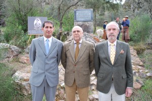 Alberto Covarsí, el consejero de Medio Ambiente de Extremadura, José Antonio Echávarri, y Alonso Álvarez de Toledo, marqués de Valdueza, en el acto de recuperación de la piedra de La Portilla.