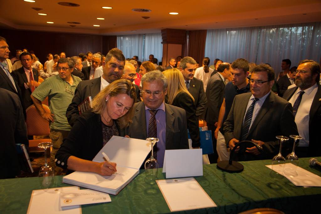 La presidenta María Salom ha firmado uno de los ejemplares © Consell de Mallorca