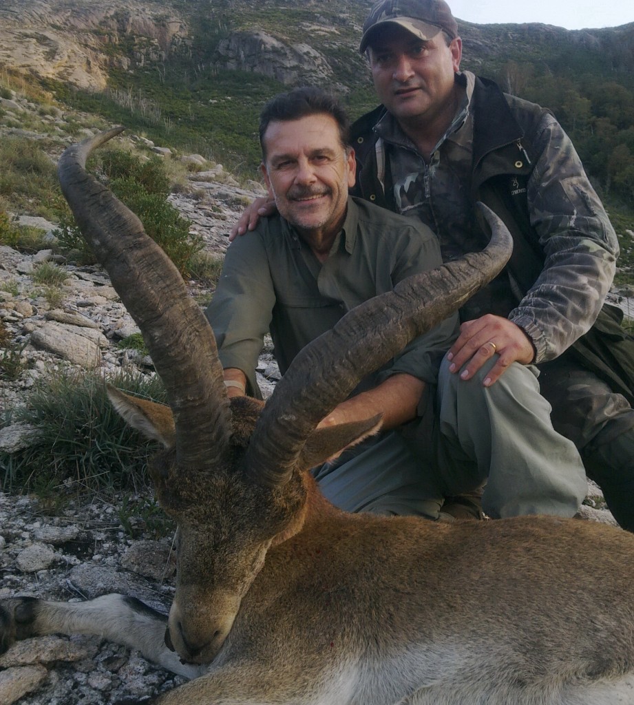 Cazador y organico - Fernado de la Lastra posa con el primer macho cazado en la historia de Galicia