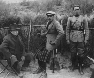 Miguel Primo de Rivera en un puesto de caza junto a Alfonso XIII (centro).