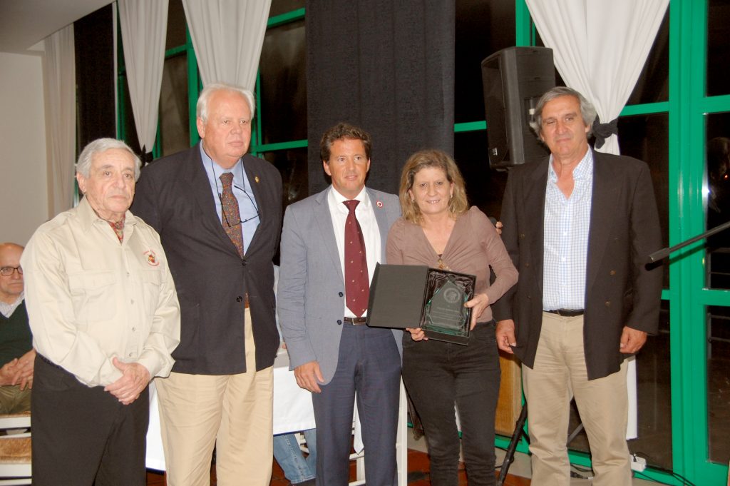 Los hijos de Adelino Serras Pires (derecha), recogen el Premio al Socio Distinguido de manos de Luís Pedro de Sá e Mello y Fernando Seixas. 