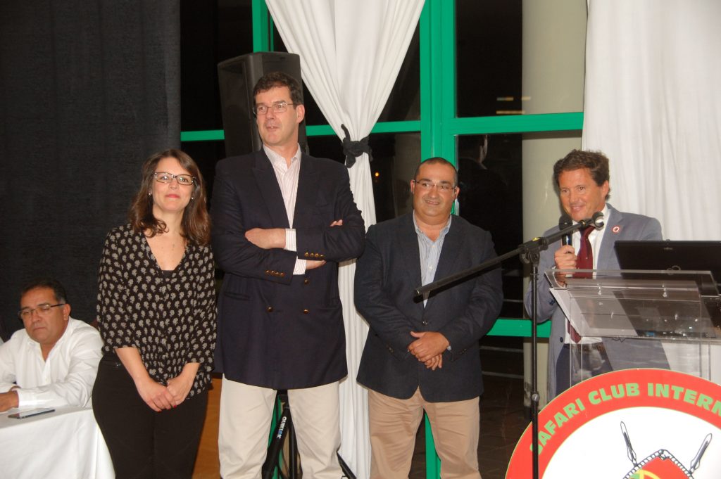 Bárbara Salgado con los gestores de Vale Feitoso, recogiendo el Premio Outfitter del Año 2016. 