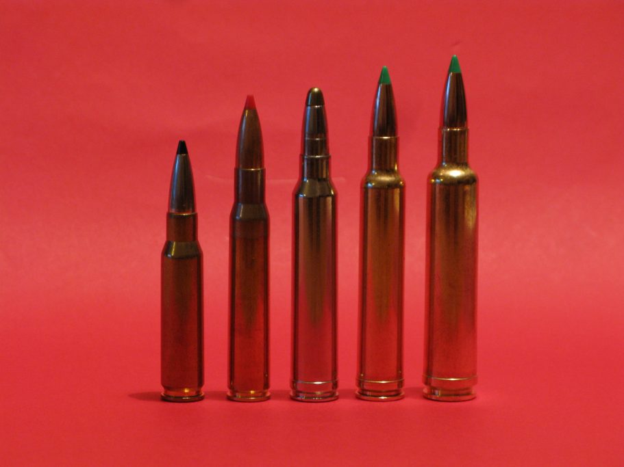 Algunos de los 7,62 mm más conocidos.  De izquierda a derecha, .308 Winchester, .30-06 Springfield, .300 Winchester Magnum, .300 Weatherby Magnum y .30-378 Weatherby Magnum.