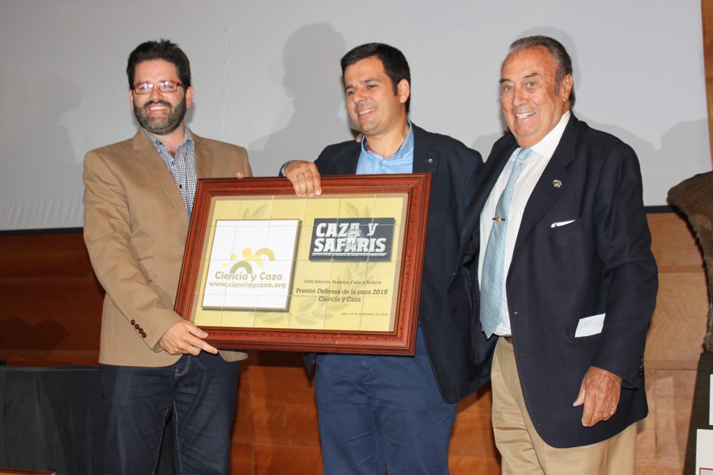 Los Dres. Carlos Sánchez García-Abad y Carlos Díez Valle, de Ciencia y Caza, recogiendo el Premio Defensa de la Caza 2015.