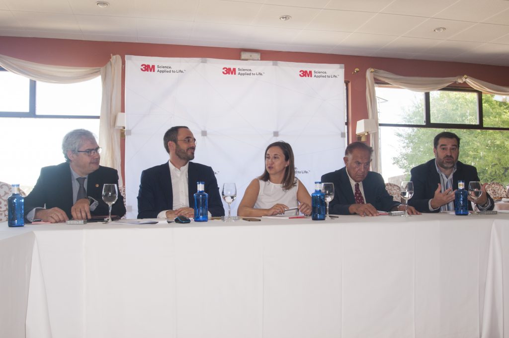 De izquierda a derecha, Dr. Raimundo Gutiérrez, Mikel Iriberri, Lola Fernández, Toni Sánchez Ariño y Manuel Campos.