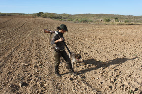 mujer rural caza cazadora