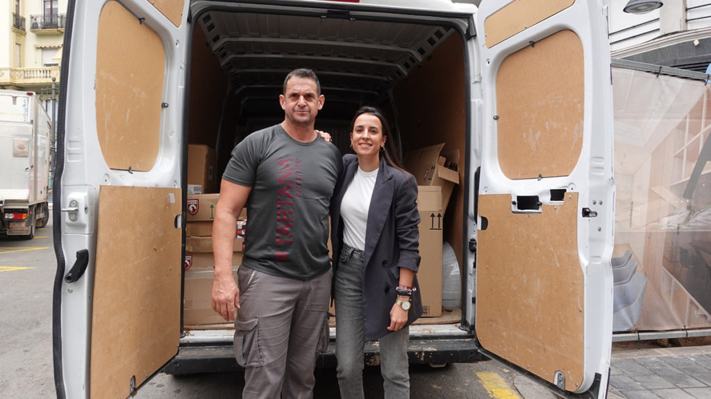 La Presidenta de la FCCV con los regalos para los más pequeños afectados por la DANA.
