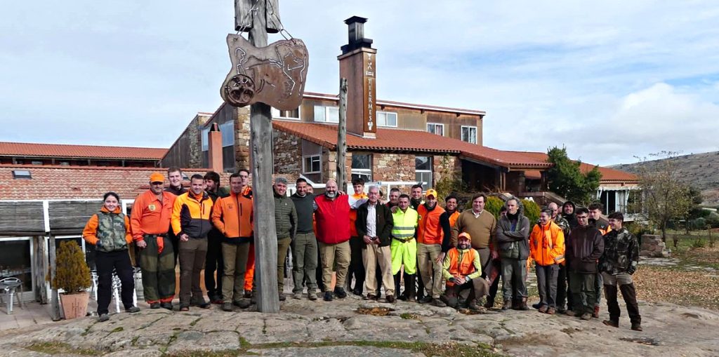 de Pedro con jabalíes
